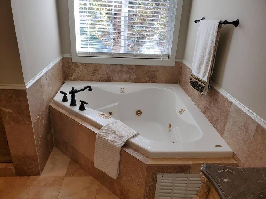 Sleeps16, Spacious Home, Close To Downtown, Beltline, And Walk To Restaurants, 75" Tv, 2 Person Jacuzzi, Ping Pong Atlanta Eksteriør bilde