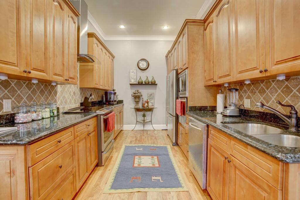 Sleeps16, Spacious Home, Close To Downtown, Beltline, And Walk To Restaurants, 75" Tv, 2 Person Jacuzzi, Ping Pong Atlanta Eksteriør bilde