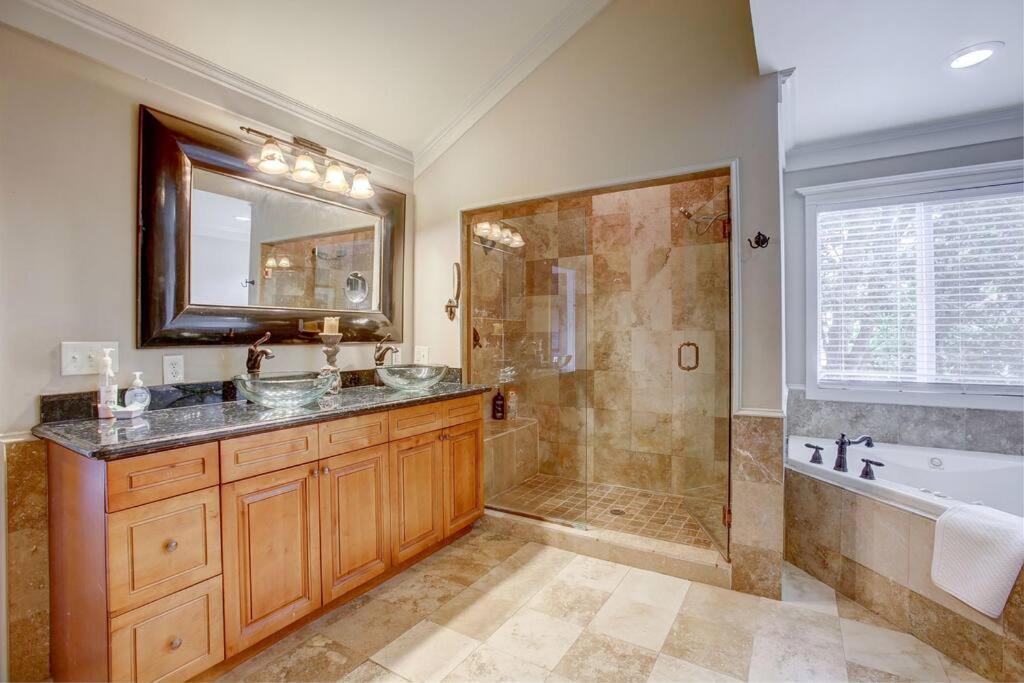 Sleeps16, Spacious Home, Close To Downtown, Beltline, And Walk To Restaurants, 75" Tv, 2 Person Jacuzzi, Ping Pong Atlanta Eksteriør bilde
